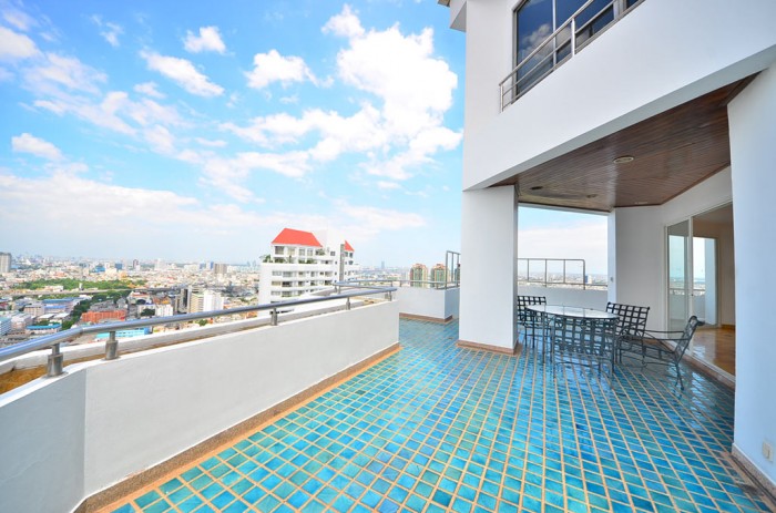 Balcony-1st-Floor-Saichol-Mansion-Condo-for-sale-Bangkok-700x463