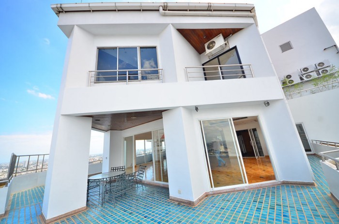 Balcony-Looking-In-Saichol-Mansion-Condo-for-sale-Bangkok-700x463