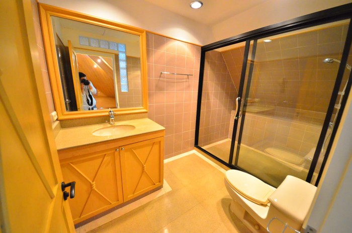 Bathroom-Guest-Bedroom-Saichol-Mansion-Condo-for-sale-Bangkok-700x463